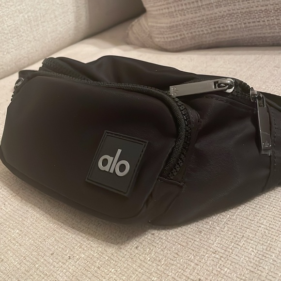 Alo Yoga Explorer Fanny Pack in Black - Picture 2 of 3